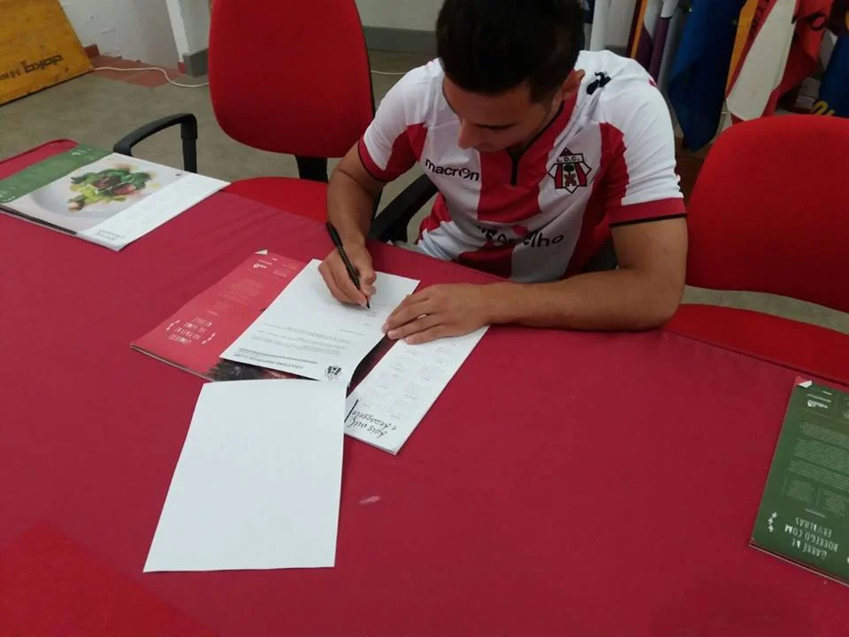 Azərbaycanlı futbolçu rəsmən Portuqaliya klubunda - FOTOLAR 