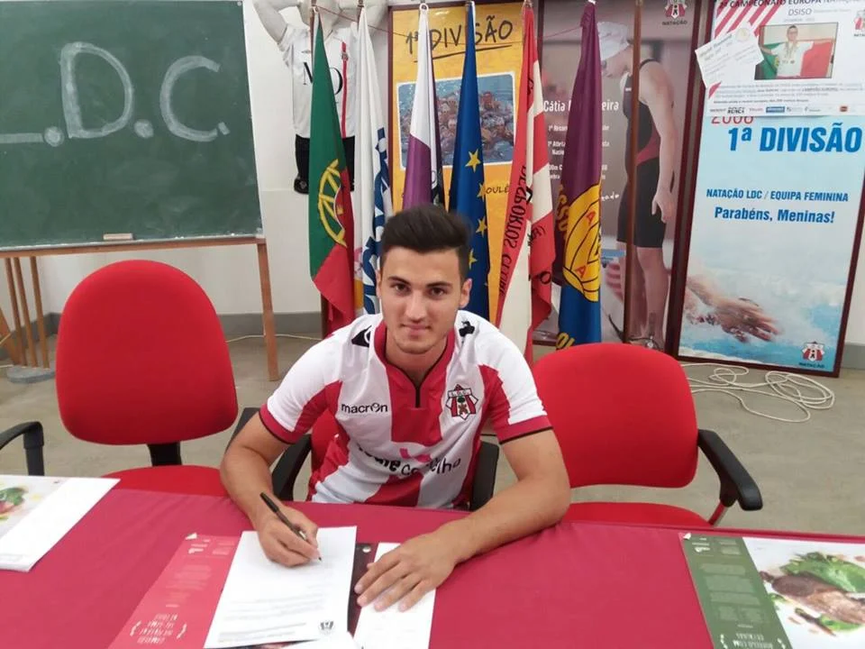 Azərbaycanlı futbolçu rəsmən Portuqaliya klubunda - FOTOLAR 