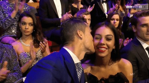 Ronaldo bu qızla evlənir - FOTO
