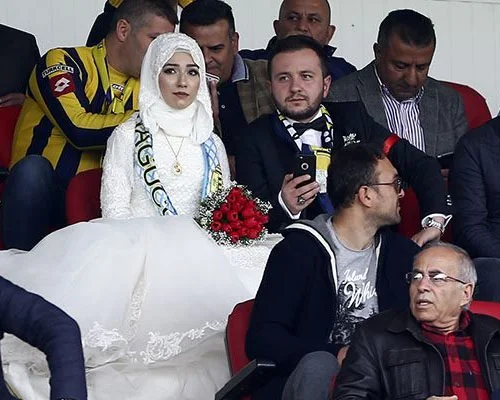 Bəylə gəlin öz toylarına yox, stadiona getdi - FOTO 