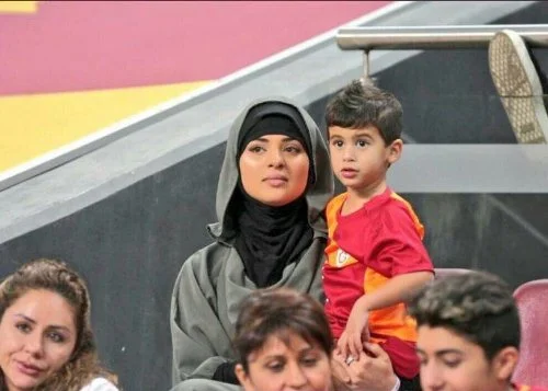 "Qalatasaray"lı ulduzun çadralı xanımı - FOTOLAR 