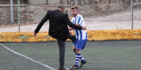 Prezident meydana çıxıb futbolçunu döydü - FOTO 
