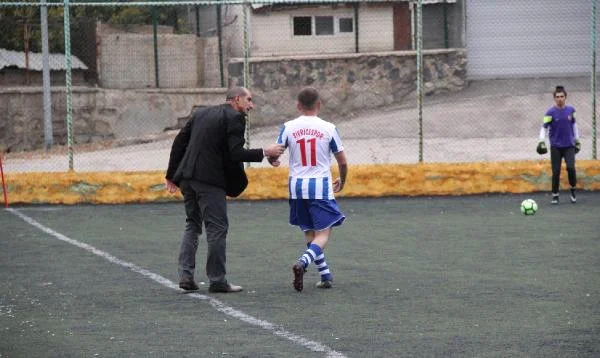 Prezident meydana çıxıb futbolçunu döydü - FOTO 