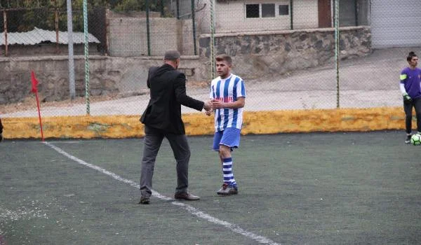 Prezident meydana çıxıb futbolçunu döydü - FOTO 