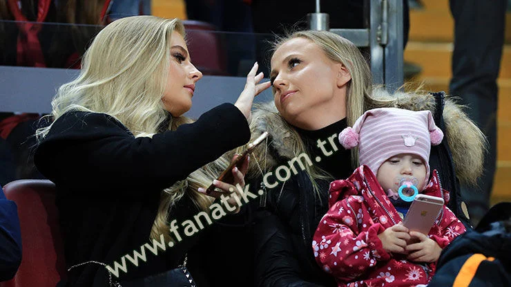 "Qalatasaray"ın matçına damğa vuran gözəl - FOTOLAR 