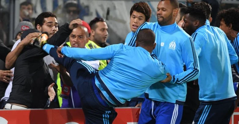 Məşhur futbolçuya azarkeşdən şok sözlər: ".... get" - FOTO 
