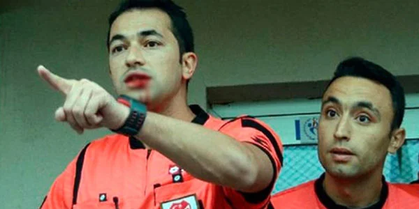 Futbolçu hakimin ağzını partlatdı - FOTOLAR 
