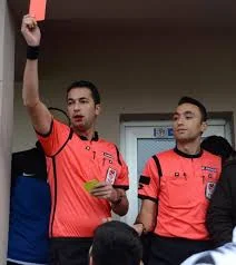 Futbolçu hakimin ağzını partlatdı - FOTOLAR 