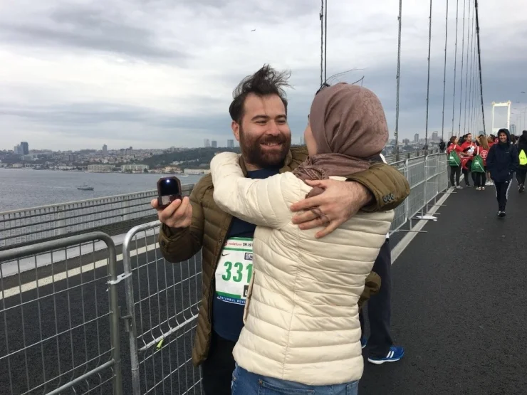Azərbaycanlı oğlandan İstanbul marafonunda evlilik təklifi (FOTOLAR) 