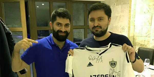 Məşhur rəssama “Qarabağ”ın forması təqdim olundu - FOTO 