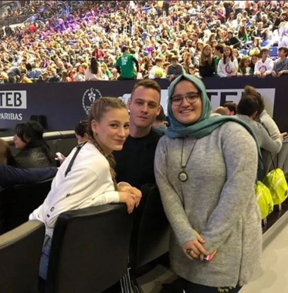 Serenayla Kərəmin tribunada romantik anları - FOTOLAR 