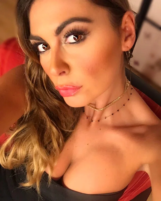 Gözəlliyi ilə hamını ekran başına toplayan aparıcı - FOTOLAR 