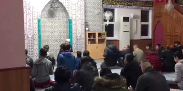 Məsciddə dua mərasimi: "Rəqibin hücumlarını ofsaydla kəs, ya Rəbbim" 