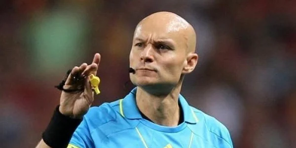 Hakim əvvəlcə futbolçunu vurdu, sonra qovdu - FOTO/VİDEO 