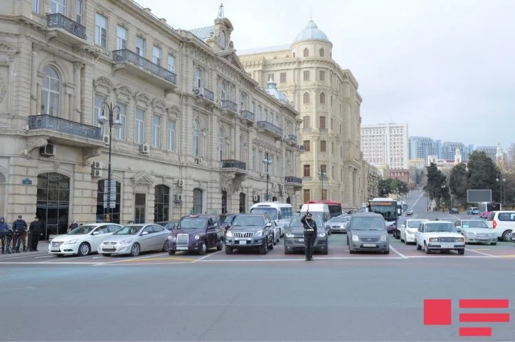 Azərbaycanda həyat durdu: Şəhidlər bir dəqiqəlik sükutla yad edildi (FOTOLAR) 
