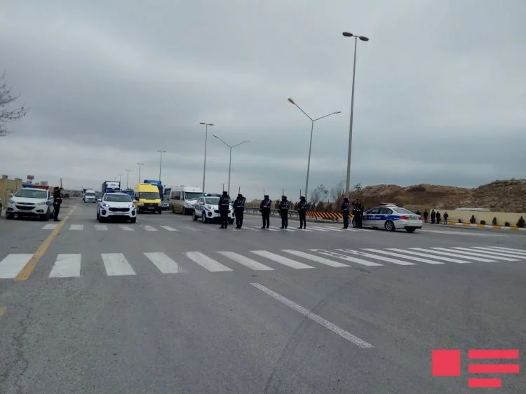 Azərbaycanda həyat durdu: Şəhidlər bir dəqiqəlik sükutla yad edildi (FOTOLAR) 