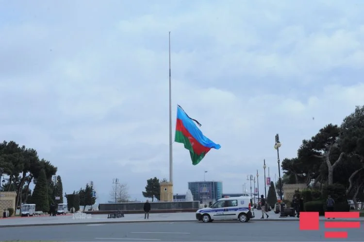 Azərbaycanda həyat durdu: Şəhidlər bir dəqiqəlik sükutla yad edildi (FOTOLAR) 
