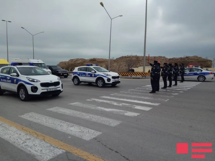 Azərbaycanda həyat durdu: Şəhidlər bir dəqiqəlik sükutla yad edildi (FOTOLAR) 