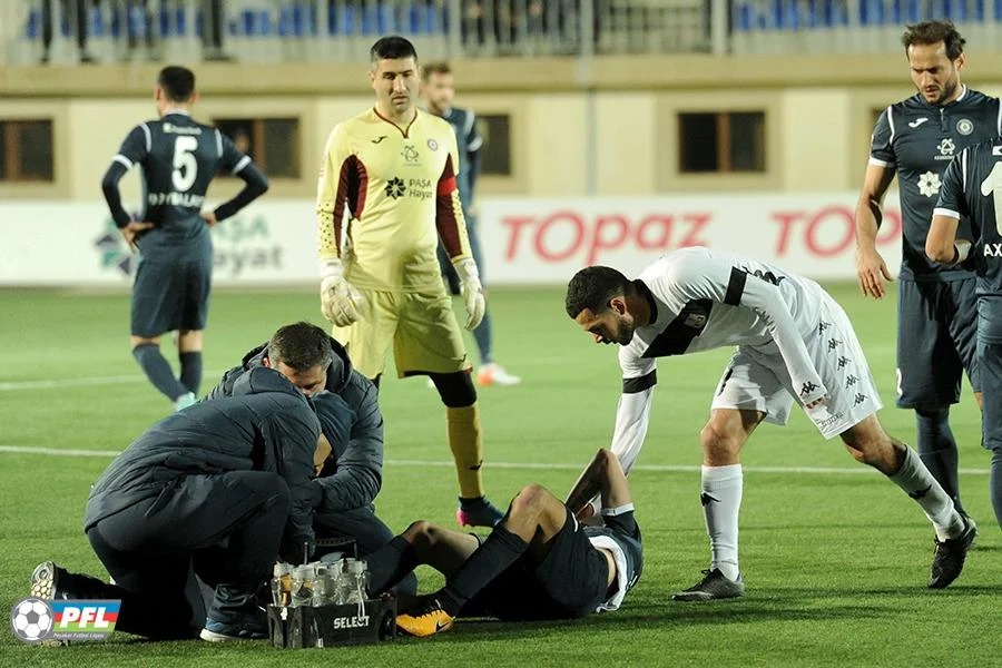 2 qol, söyüş, dava, qırmızı vərəqə... - FOTO/VİDEO 