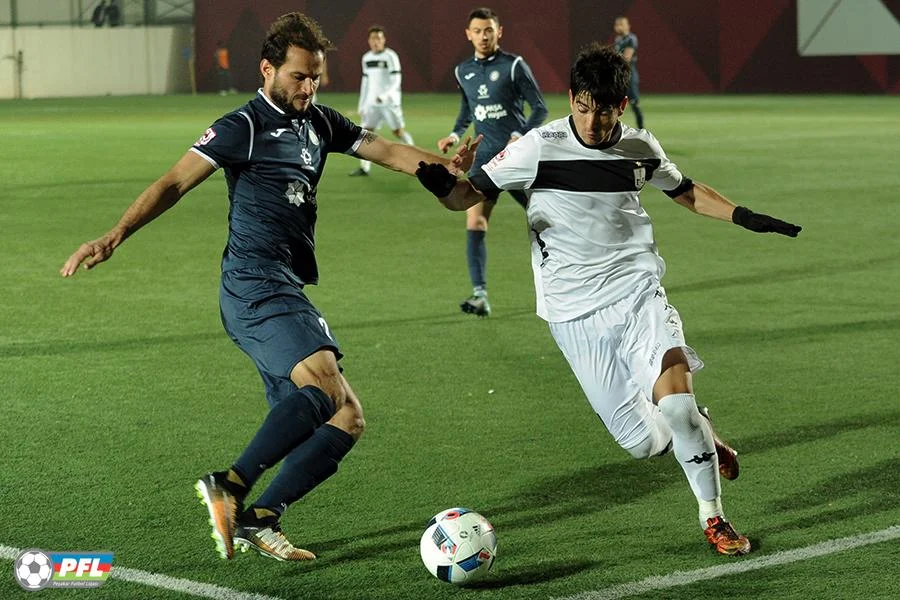 2 qol, söyüş, dava, qırmızı vərəqə... - FOTO/VİDEO 
