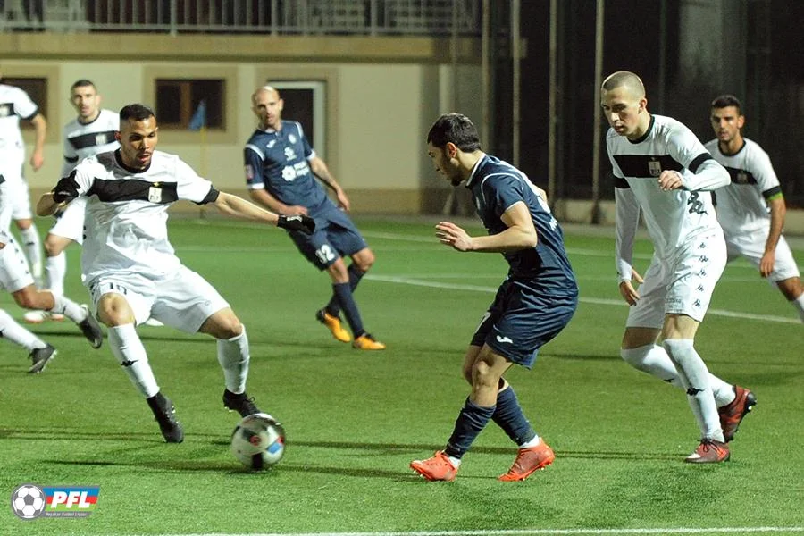 2 qol, söyüş, dava, qırmızı vərəqə... - FOTO/VİDEO 