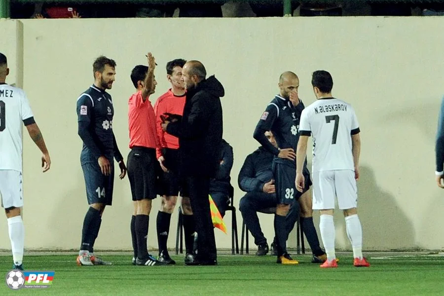 2 qol, söyüş, dava, qırmızı vərəqə... - FOTO/VİDEO 