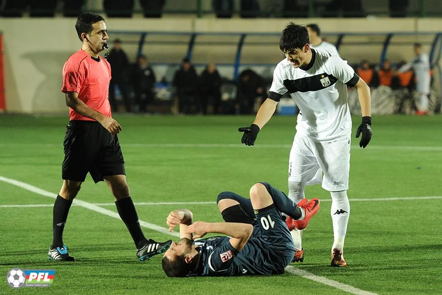 2 qol, söyüş, dava, qırmızı vərəqə... - FOTO/VİDEO 
