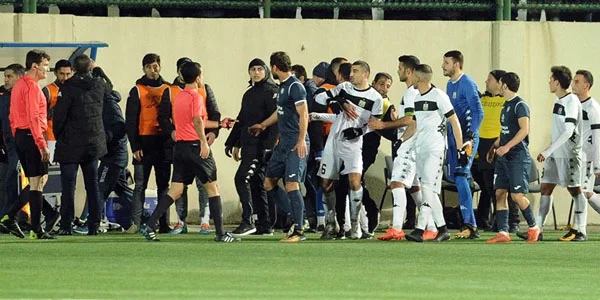 2 qol, söyüş, dava, qırmızı vərəqə... - FOTO/VİDEO 