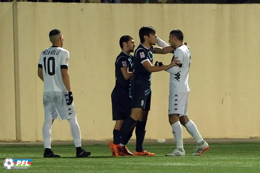 2 qol, söyüş, dava, qırmızı vərəqə... - FOTO/VİDEO 