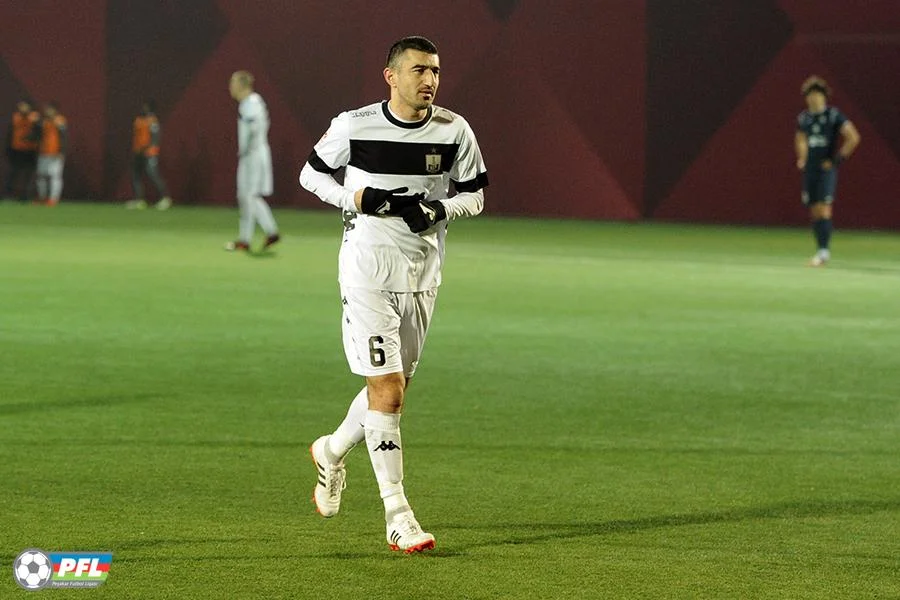 2 qol, söyüş, dava, qırmızı vərəqə... - FOTO/VİDEO 