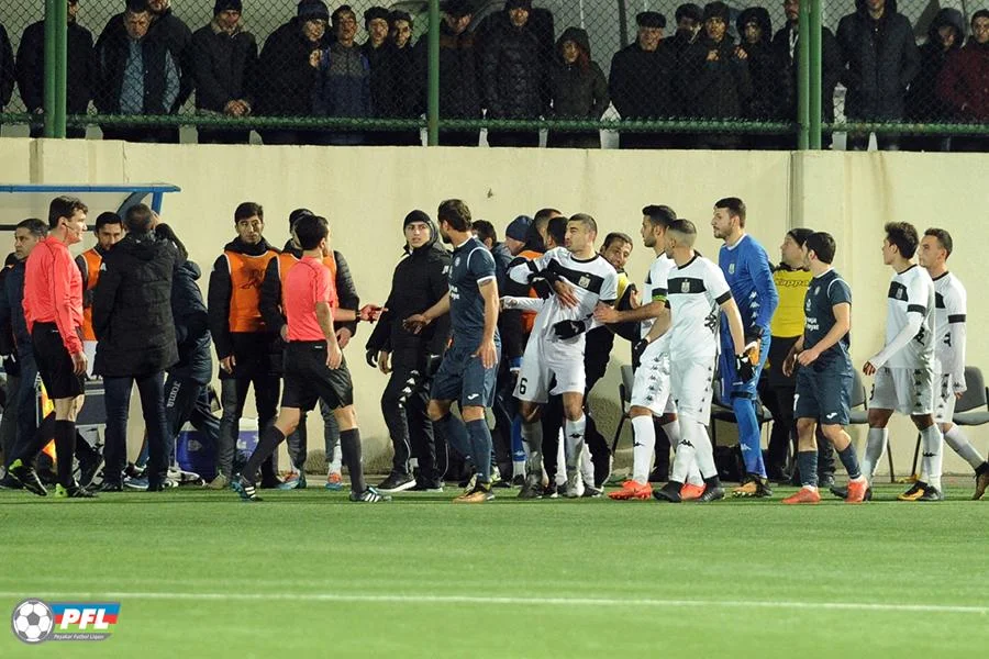 2 qol, söyüş, dava, qırmızı vərəqə... - FOTO/VİDEO 