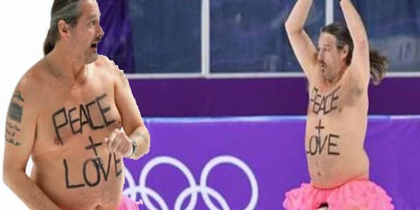 Olimpiadada şok görüntülər: kişi meydana çıxıb soyundu - FOTOLAR 