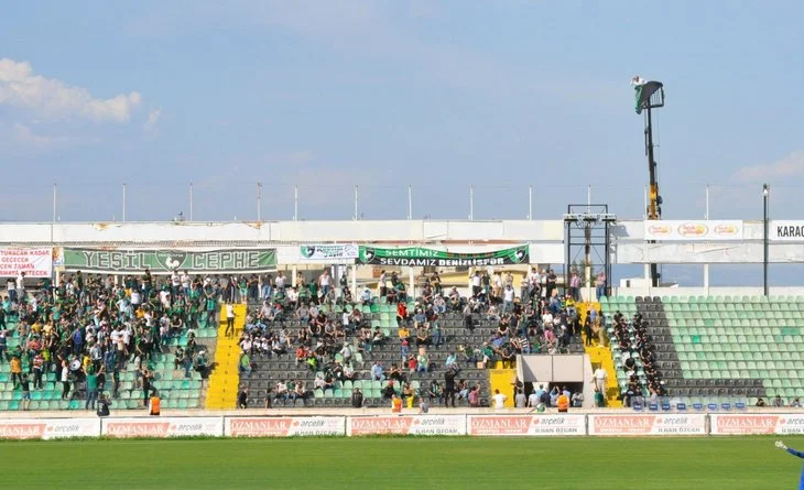 Stadiona buraxılmayan azarkeş oyunu izləmək üçün kran kirayələdi (FOTOLAR) 