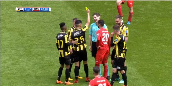 Oyunda yerə yıxılan futbolçu hakimə sarı vərəqə göstərdi - FOTO 