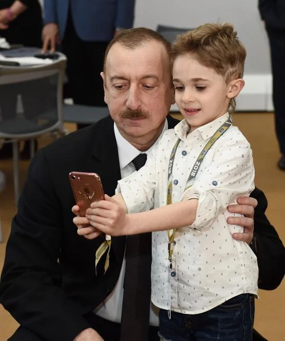 İlham Əliyevlə görüşmək üçün ağlayan uşaq kimin oğludu? - FOTO/VİDEO 