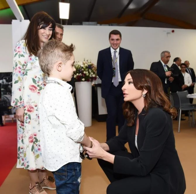 İlham Əliyevlə görüşmək üçün ağlayan uşaq kimin oğludu? - FOTO/VİDEO 