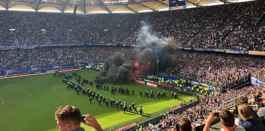 55 il sonra aşağı liqaya düşdülər, azarkeşlər stadiona od vurdu - FOTOLAR 