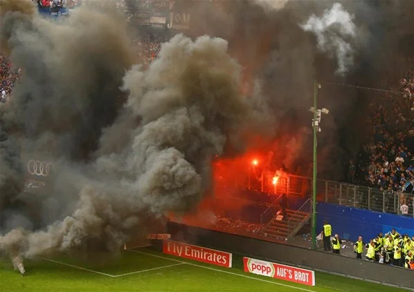 55 il sonra aşağı liqaya düşdülər, azarkeşlər stadiona od vurdu - FOTOLAR 
