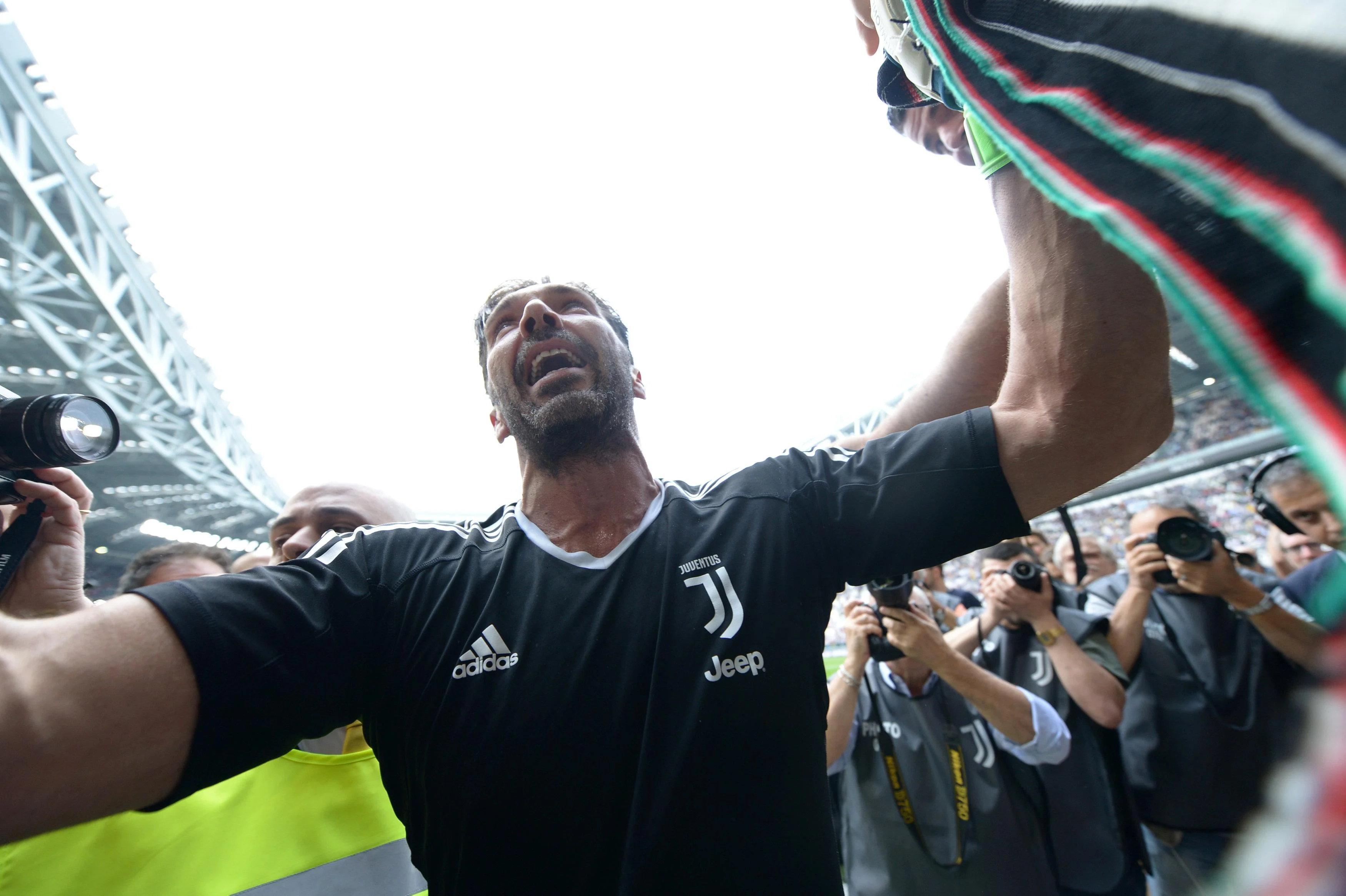 Buffon "Yuventus"la göz yaşları içində vidalaşdı - FOTOLAR 
