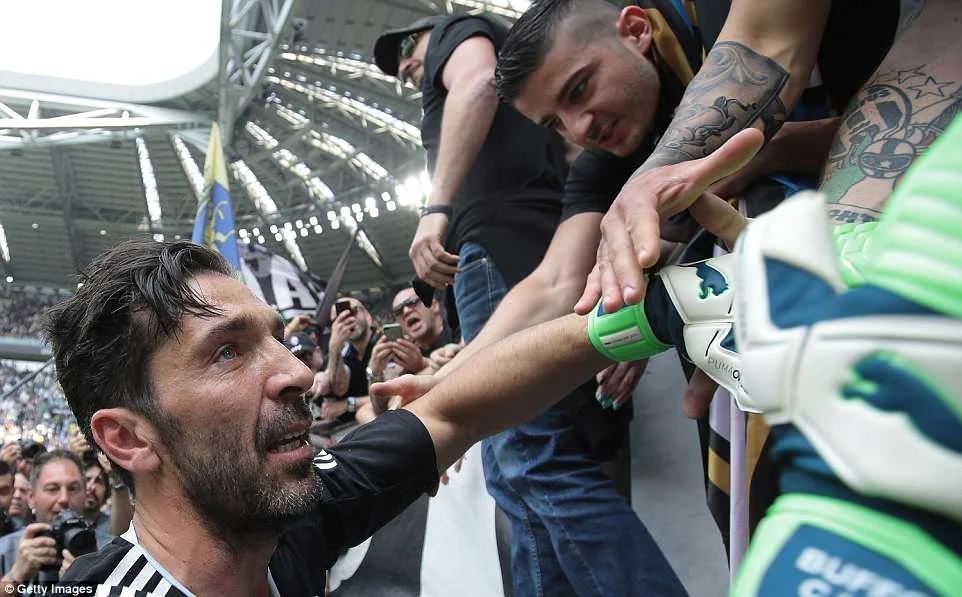Buffon "Yuventus"la göz yaşları içində vidalaşdı - FOTOLAR 