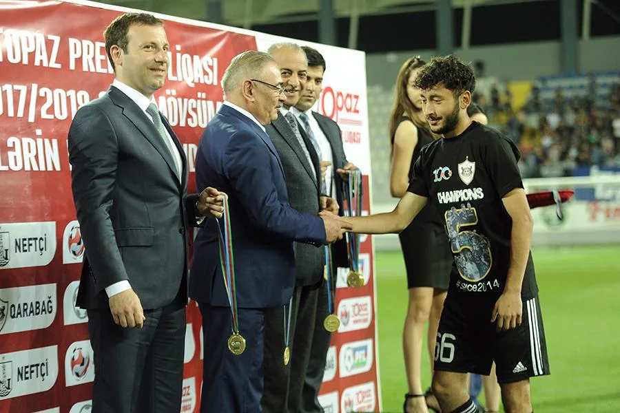“Qarabağ”a çempionluq kuboku təqdim olundu - FOTOLAR 