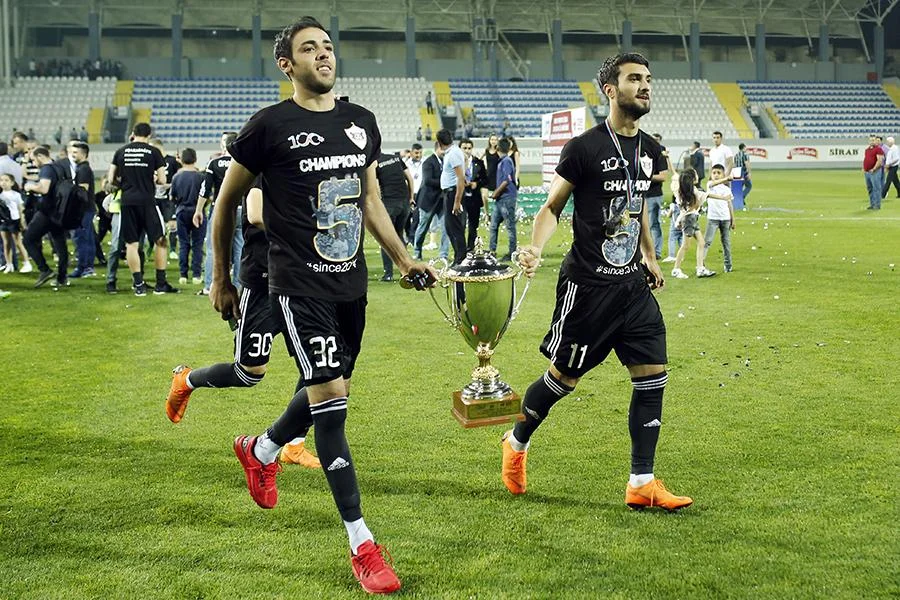 “Qarabağ”a çempionluq kuboku təqdim olundu - FOTOLAR 