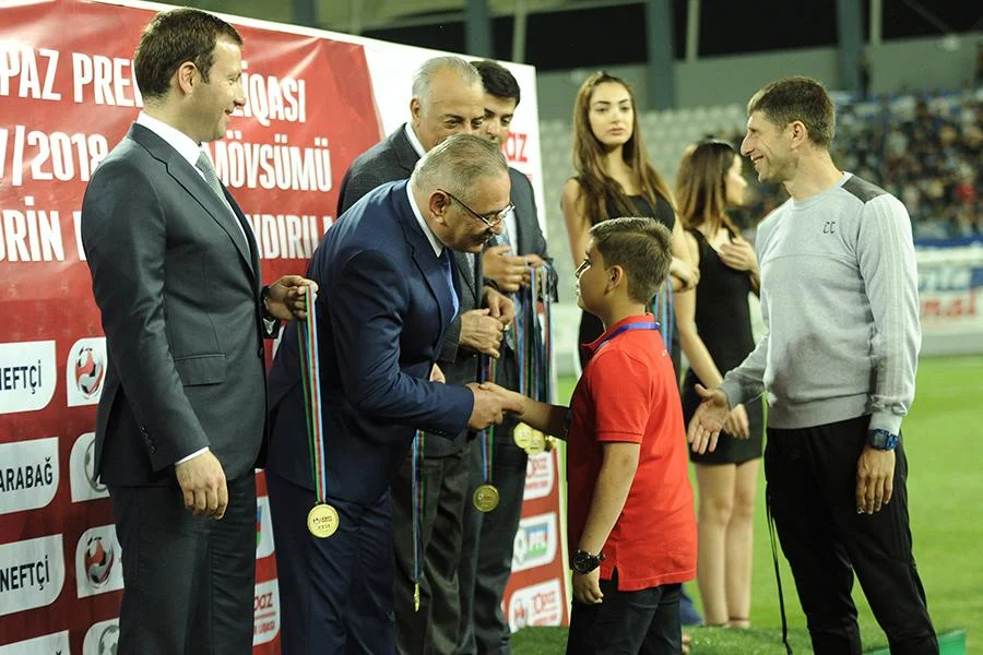 “Qarabağ”a çempionluq kuboku təqdim olundu - FOTOLAR 