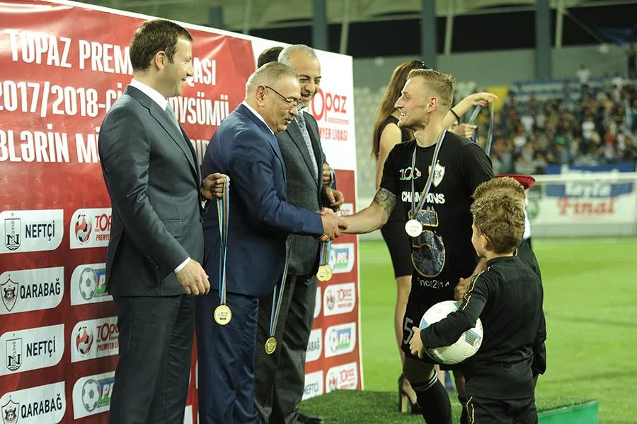 “Qarabağ”a çempionluq kuboku təqdim olundu - FOTOLAR 