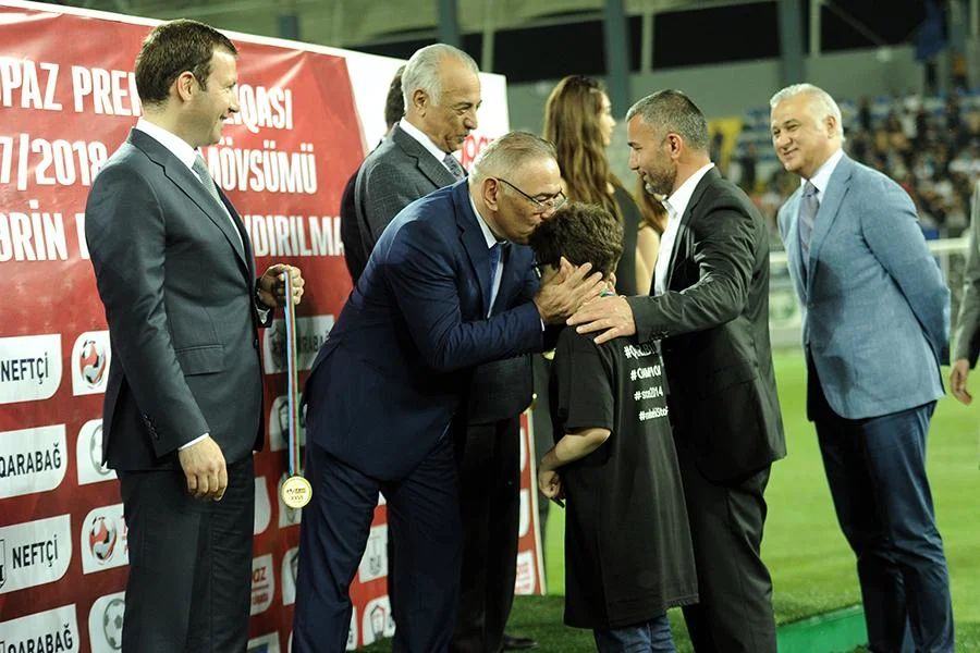 “Qarabağ”a çempionluq kuboku təqdim olundu - FOTOLAR 