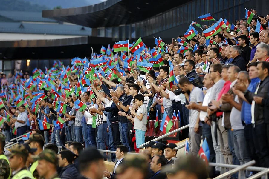 Qəbələdə möhtəşəm şou: himn fərqli tərzdə oxundu, Seeya stadionu coşdurdu - FOTOLAR 
