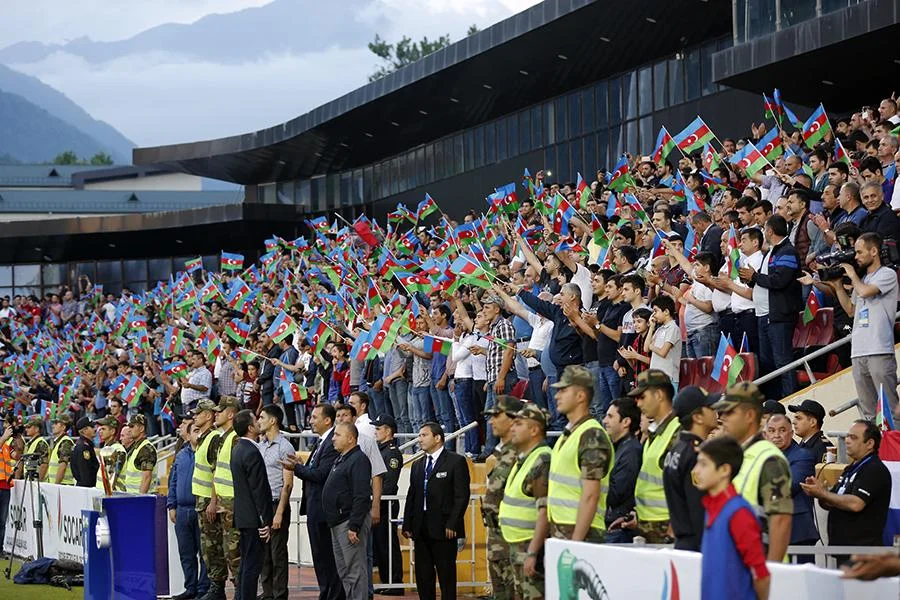 Qəbələdə möhtəşəm şou: himn fərqli tərzdə oxundu, Seeya stadionu coşdurdu - FOTOLAR 