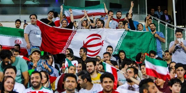 İranlı qadınlar 40 il sonra stadionda (FOTOLAR) 