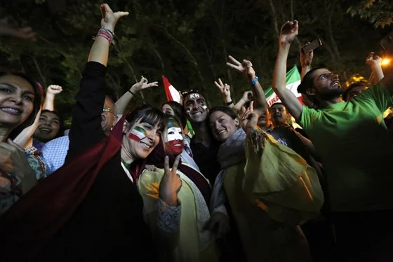 İranlı qadınlar 40 il sonra stadionda (FOTOLAR) 