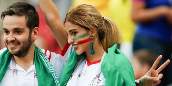 "DÇ-2018": İranlı xanım hicabını çıxartdı, göbəyini açdı - FOTO 